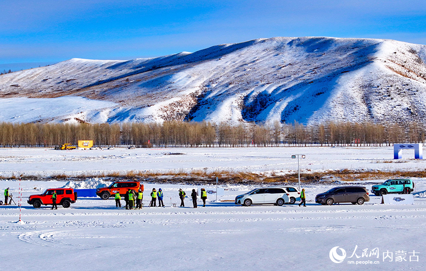 在呼倫貝爾市牙克石市一家寒地試車基地，工作人員進行新能源汽車低溫環境車輛性能檢測作業。王正攝