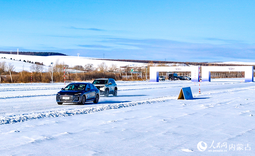 在呼倫貝爾市牙克石市一家寒地試車基地，新能源汽車進行低溫環境車輛性能檢測。王正攝