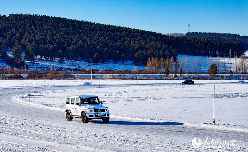 在呼倫貝爾市牙克石市一家寒地試車基地，新能源汽車進行低溫環境車輛性能檢測。王正攝
