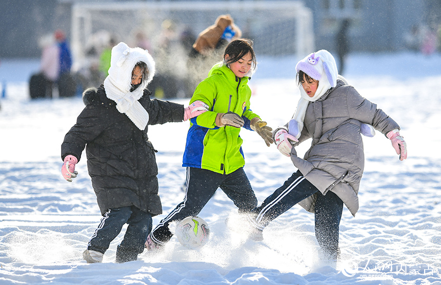 牙克石市第二小學學生在大課間參加雪地足球活動。王正攝