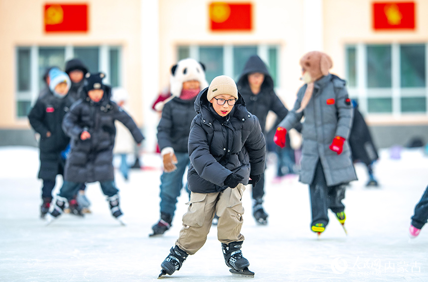 牙克石市第七小學學生在大課間參加速滑運動。王正攝