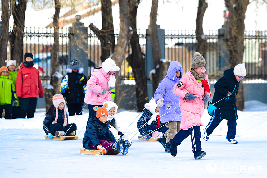 牙克石市第二小學學生在大課間參加冰上爬犁活動。王正攝