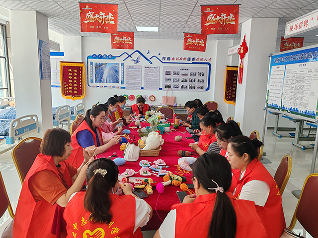 社区工坊人员制作手工艺品。呼斯乐图摄