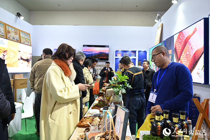 根河展区内，游客正在购买特产。人民网记者 刘艺琳摄