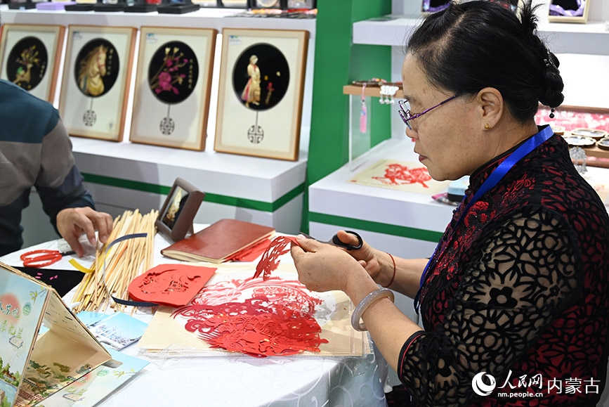 呼伦贝尔好物展现场展示非遗技艺。人民网记者 刘艺琳摄