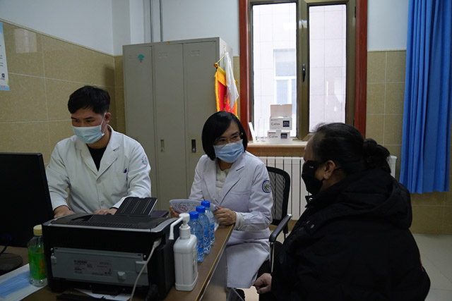 （↑霍林郭勒市人民醫院內，來自北京市第六醫院心內科醫生寧新惠正在為患者診療。段曉宇攝