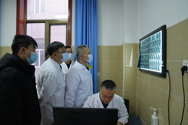 （↑霍林郭勒市人民醫院內，來自北京大學第三醫院的骨科醫生劉延青正在看患者腰椎核磁。段曉宇攝