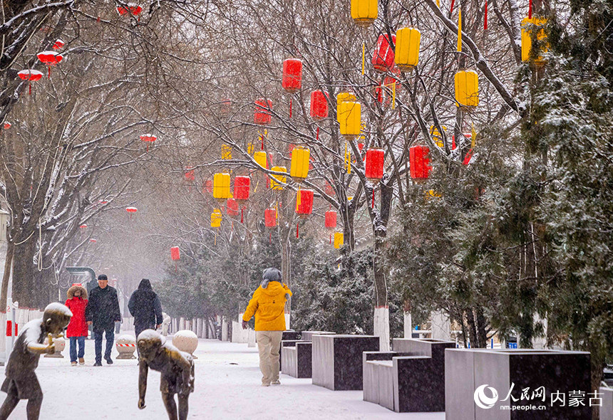 游人在呼和浩特市玉泉区塞上老街旅游休闲街区赏雪游玩。丁根厚摄
