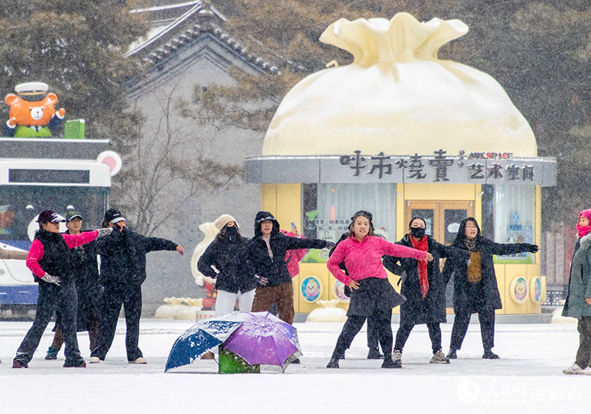 市民在呼和浩特市玉泉区塞上老街旅游休闲街区冒雪健身。丁根厚摄