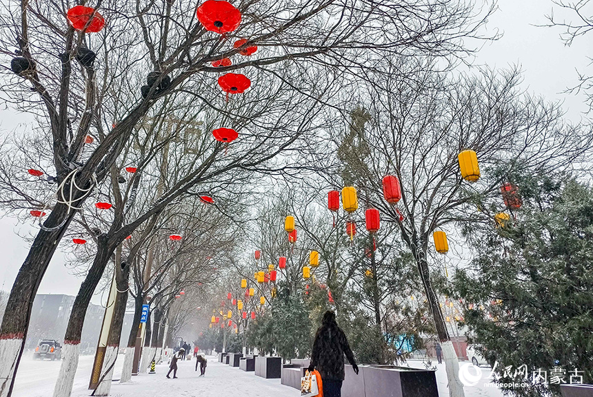 游人在呼和浩特市玉泉區塞上老街旅游休閑街區冒雪出行。丁根厚攝