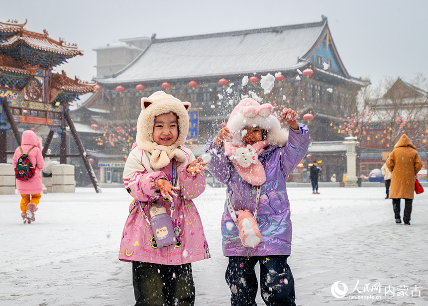 小朋友呼和浩特市玉泉區塞上老街旅游休閑街區戲雪游玩。丁根厚攝