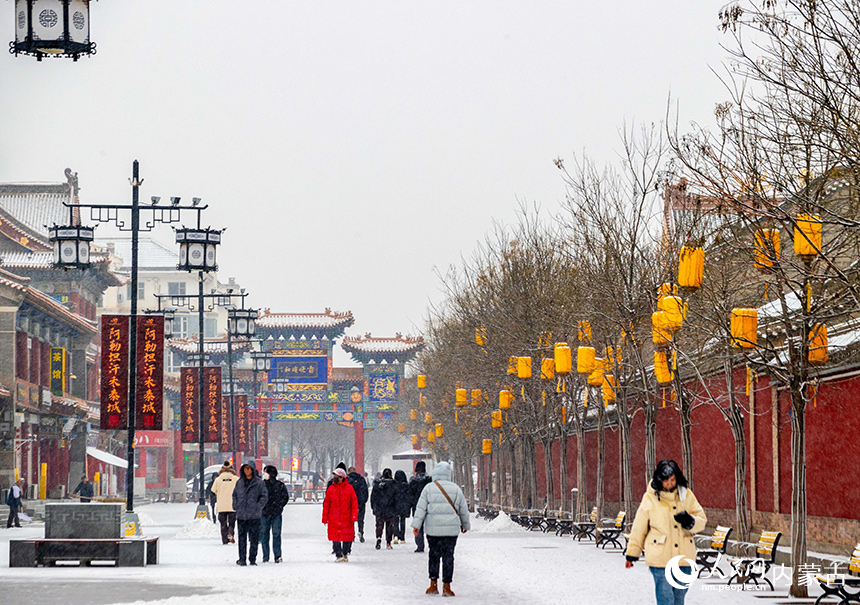 游人在呼和浩特市玉泉區塞上老街旅游休閑街區賞雪游玩。丁根厚攝