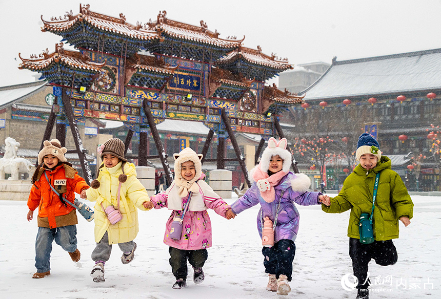 小朋友在呼和浩特市玉泉區塞上老街旅游休閑街區踏雪游玩。丁根厚攝