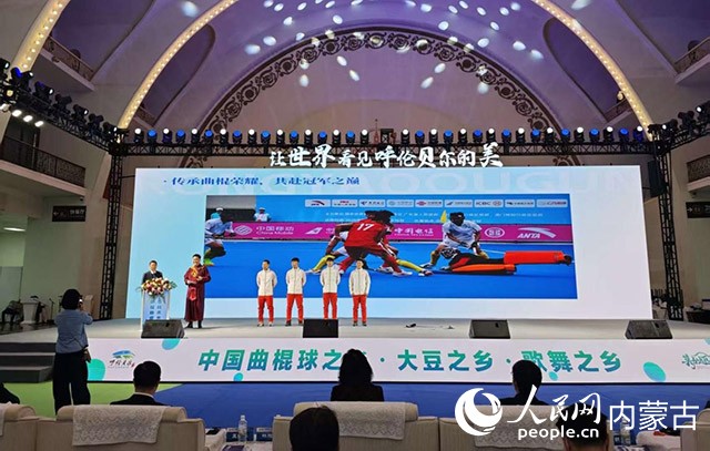 十五運會男子曲棍球項目冠軍隊伍成員孟迪浩、孟楠、金波、敖偉寶推介莫旗曲棍球。人民網記者 劉藝琳攝