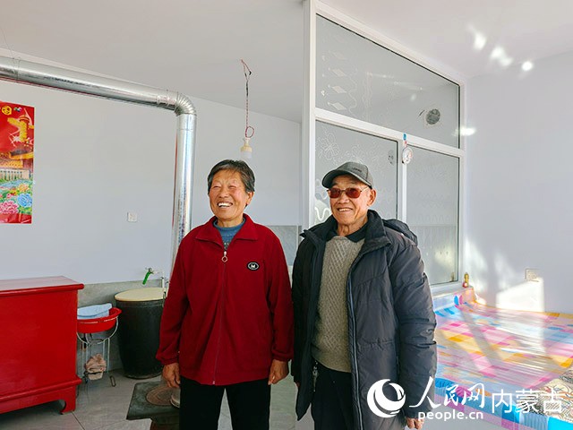 丰镇市三义泉镇海流素太村村民田二毛和妻子岳玉娥喜迁新居。人民网记者 刘艺琳摄