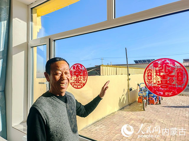 双龙镇路三圪堆村村民任满兵一家，原址重建52平米的砖混结构房屋。人民网记者 刘艺琳摄