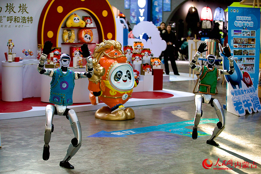 机器人表演。人民网记者 齐浩男摄