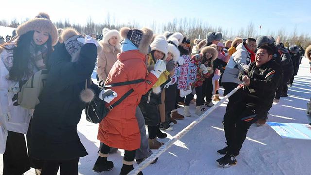 冰雪拔河。李萌摄