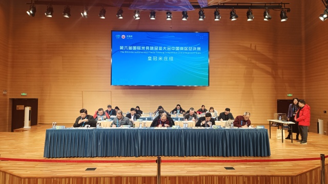 评委们对参赛产品进行打分 于舰勐摄