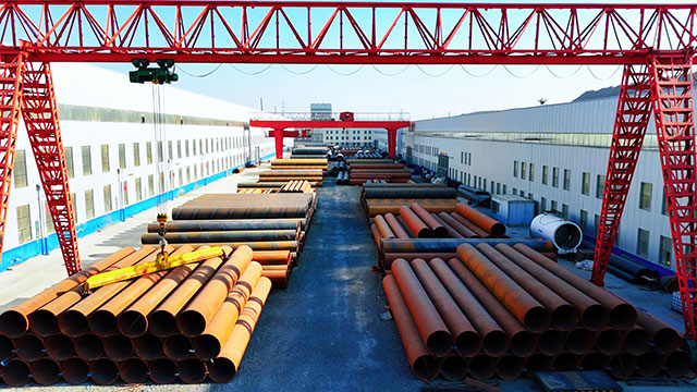 內蒙古鹿景金鋼實業（集團）有限公司大口徑螺旋鋼管生產建設現場。劉震攝