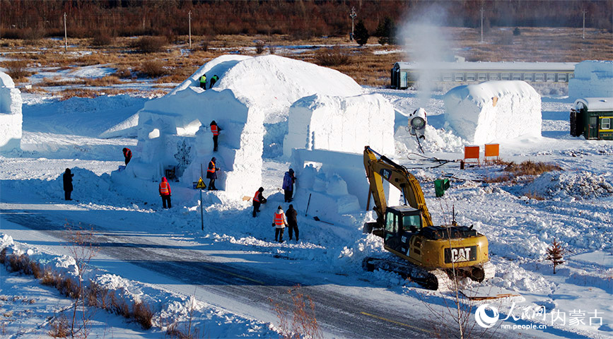 冷極村雪雕正在打造中。王永杰攝