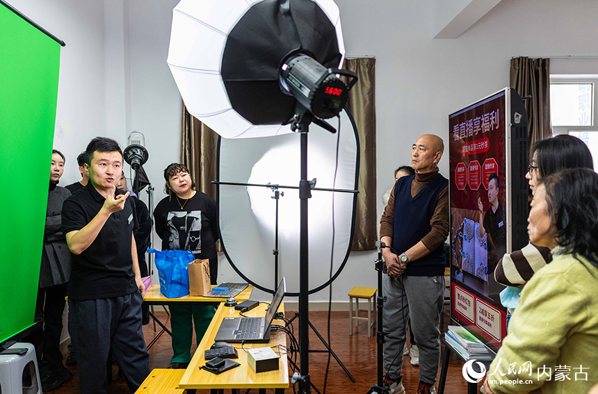 培訓班講師（左一）在呼和浩特市玉泉區電商直播職業技能培訓班上為學員講解直播燈光布置技巧。丁根厚攝