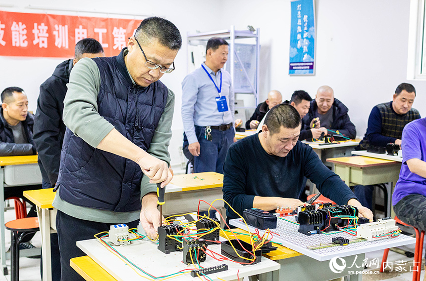 学员在呼和浩特市玉泉区电工职业技能培训班上进行实操练习。丁根厚摄