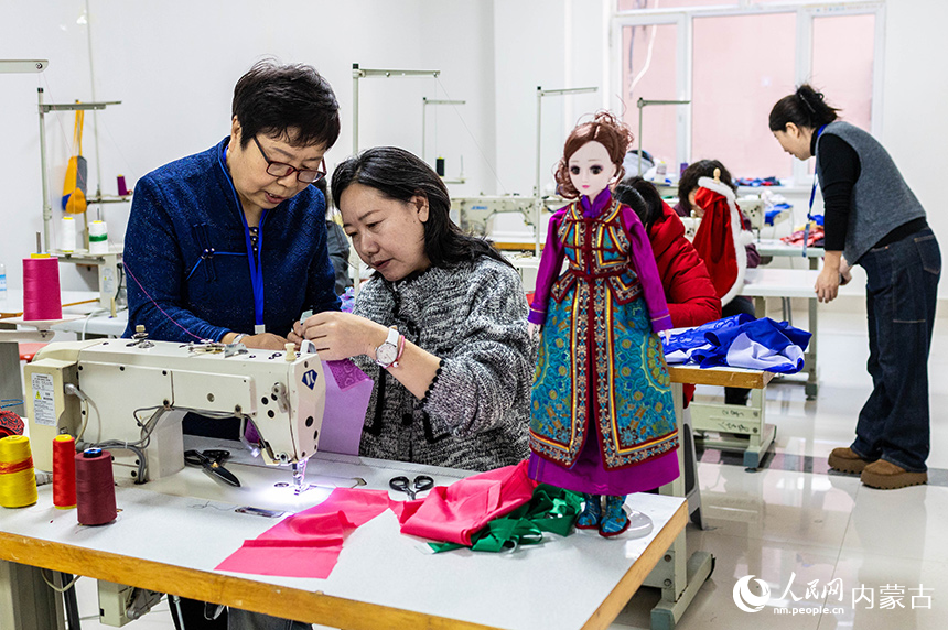 学员在呼和浩特市玉泉区手工制作职业技能培训班上学习制作“敕勒川巧娘娃娃”。丁根厚摄