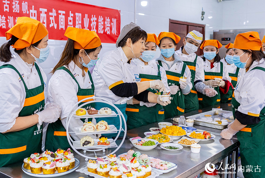 学员在呼和浩特市玉泉区中西式面点职业技能培训班上进行实操练习。丁根厚摄