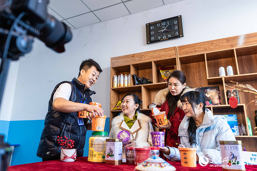培训班讲师（左一）在呼和浩特市玉泉区电子商务职业技能培训班上指导学员进行实操练习。丁根厚摄