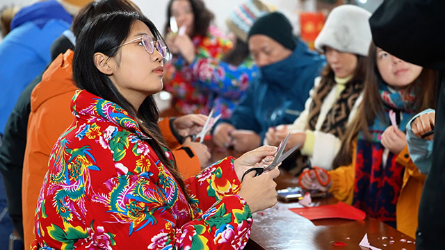 2025.11.29冷极村游客体验剪窗花