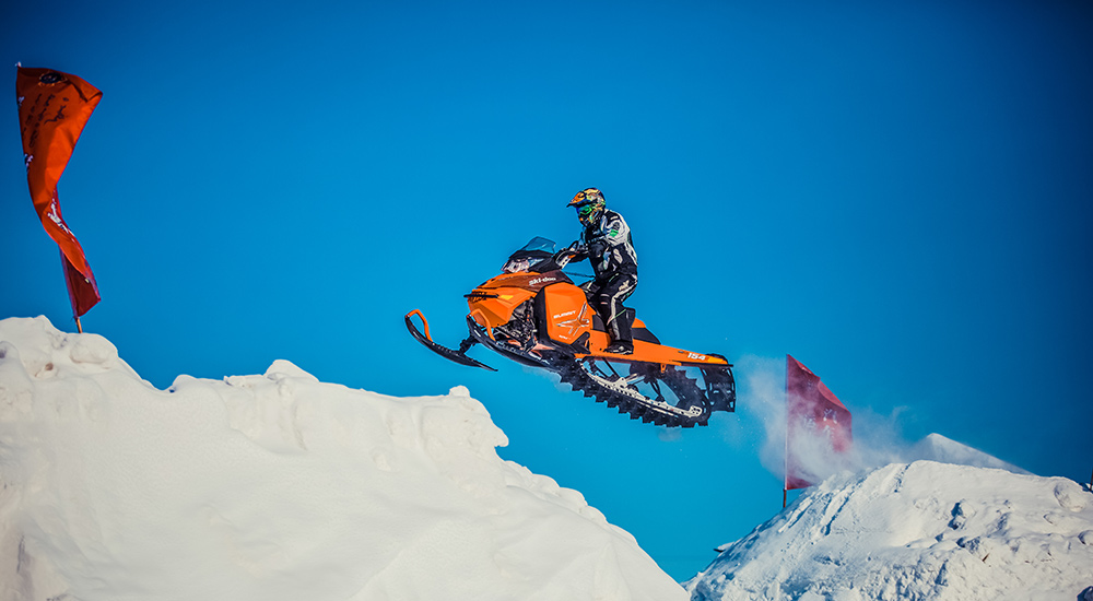 雪摩腾跃，这蓝天下的弧线，就是呼伦贝尔的浪漫诗画。
