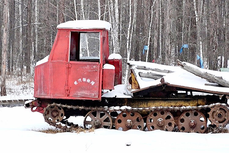 伐木作业的履带车，现如今已停止使用。实习生 牛佳摄