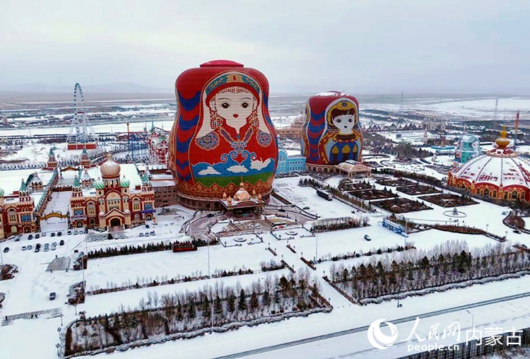 位于中俄蒙三国交界的满洲里市，地标性套娃酒店在冬日白雪中更显“童话世界”般梦幻。刘晨摄