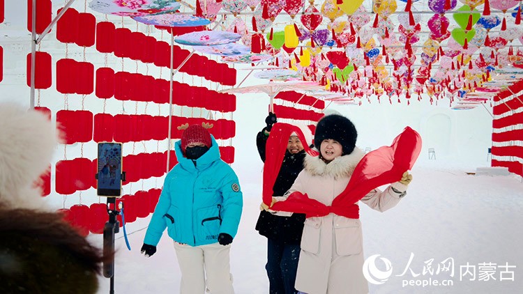 冰雪主题乐园里，游客在拍照留念打卡。人民网记者 张力洋摄