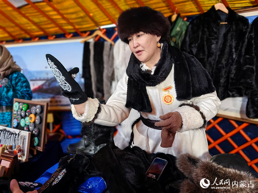 视频主播在现场带货直播。人民网记者 富丽娟摄