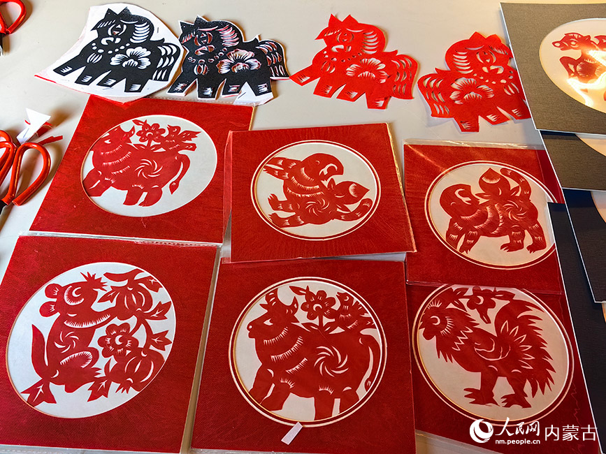 来自内蒙古各地的文创产品。人民网记者 富丽娟摄