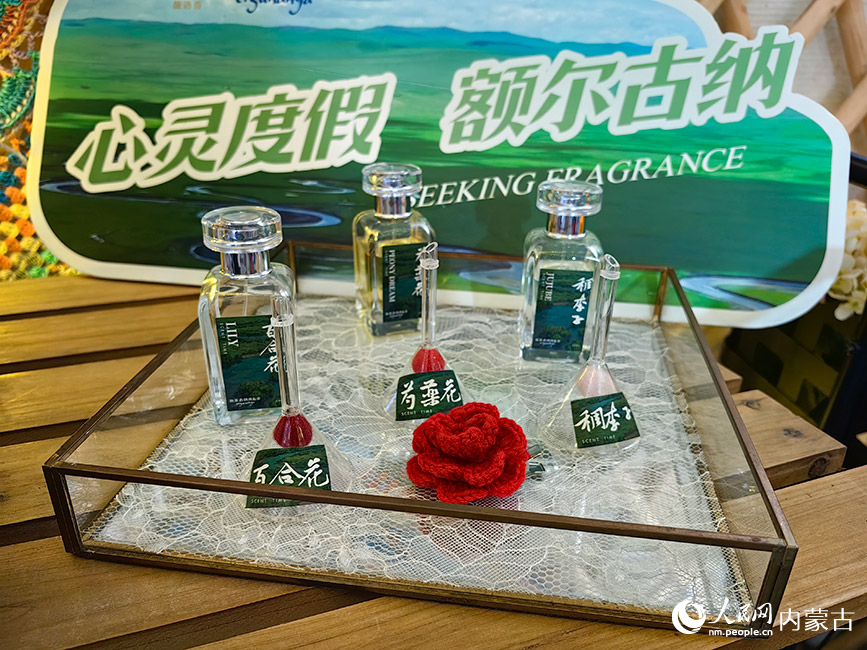 来自内蒙古各地的文创产品及美食。人民网记者 富丽娟摄