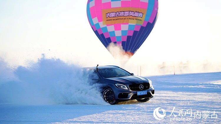 活动现场有汽摩飞跃、冰面漂移等特技表演。人民网记者 张力洋摄