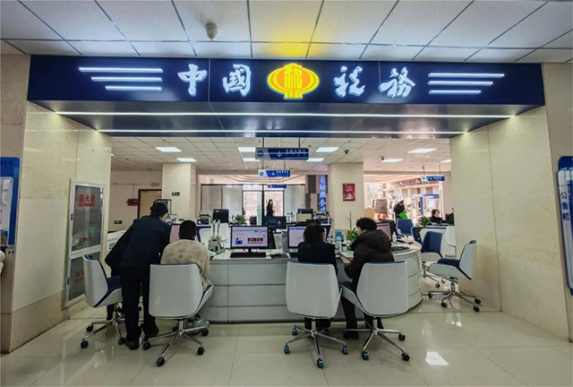 稅務專區開放式工位上工作人員正在為群眾辦理業務。蓋文佳攝