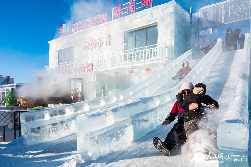 孩子們在冰雪那達慕上體驗滑冰梯。呂昊俊攝
