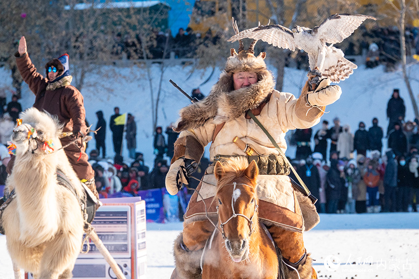牧民群眾在冰雪那達慕開幕式上進行民俗表演。呂昊俊攝