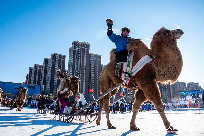 牧民群眾在冰雪那達慕開幕式上進行民俗表演。呂昊俊攝