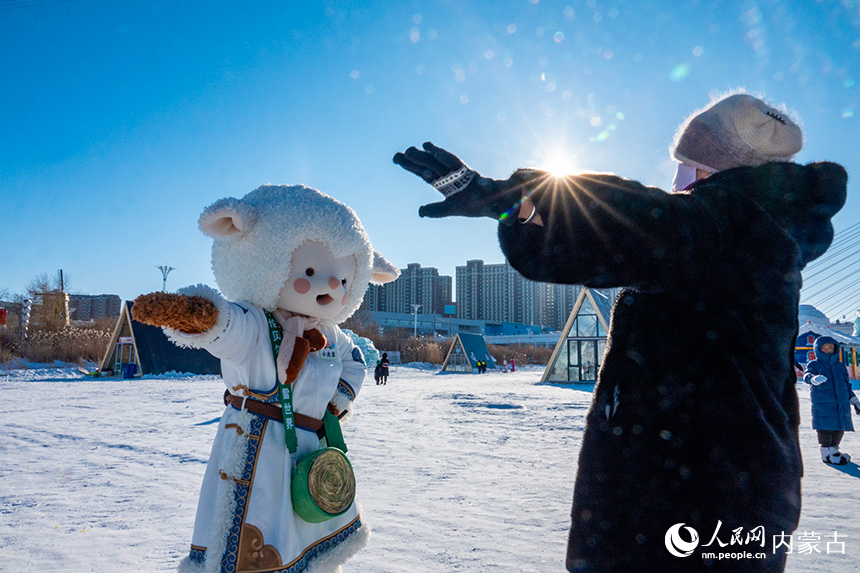 游客和開幕式上的卡通人物跳舞互動。呂昊俊攝