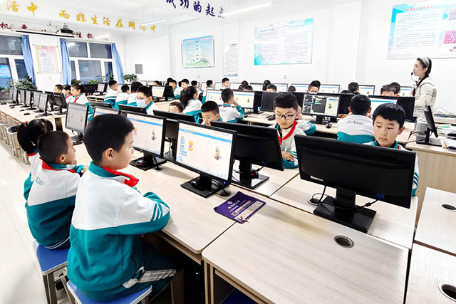 孩子们在学习编程。