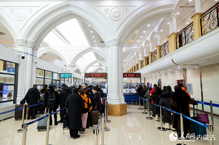 現場旅客正在現場有序排隊。