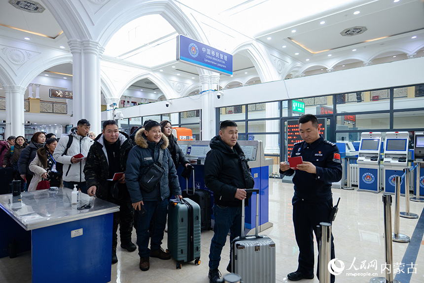 邊檢民警正在為現場旅客進行引導