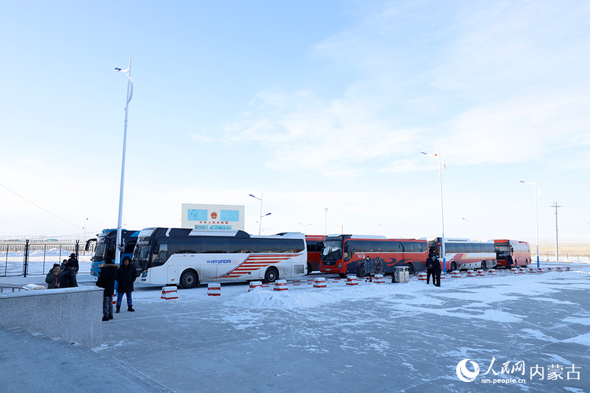 入境客車正在等待查驗