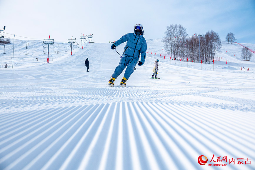 12月22日，滑雪爱好者在牙克石凤凰山滑雪场的专业雪道上飞驰。吕昊俊摄
