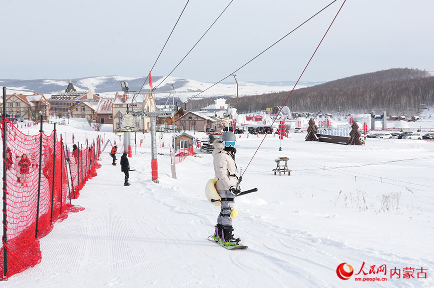 牙克石凤凰山滑雪场索道。实习生 牛佳摄